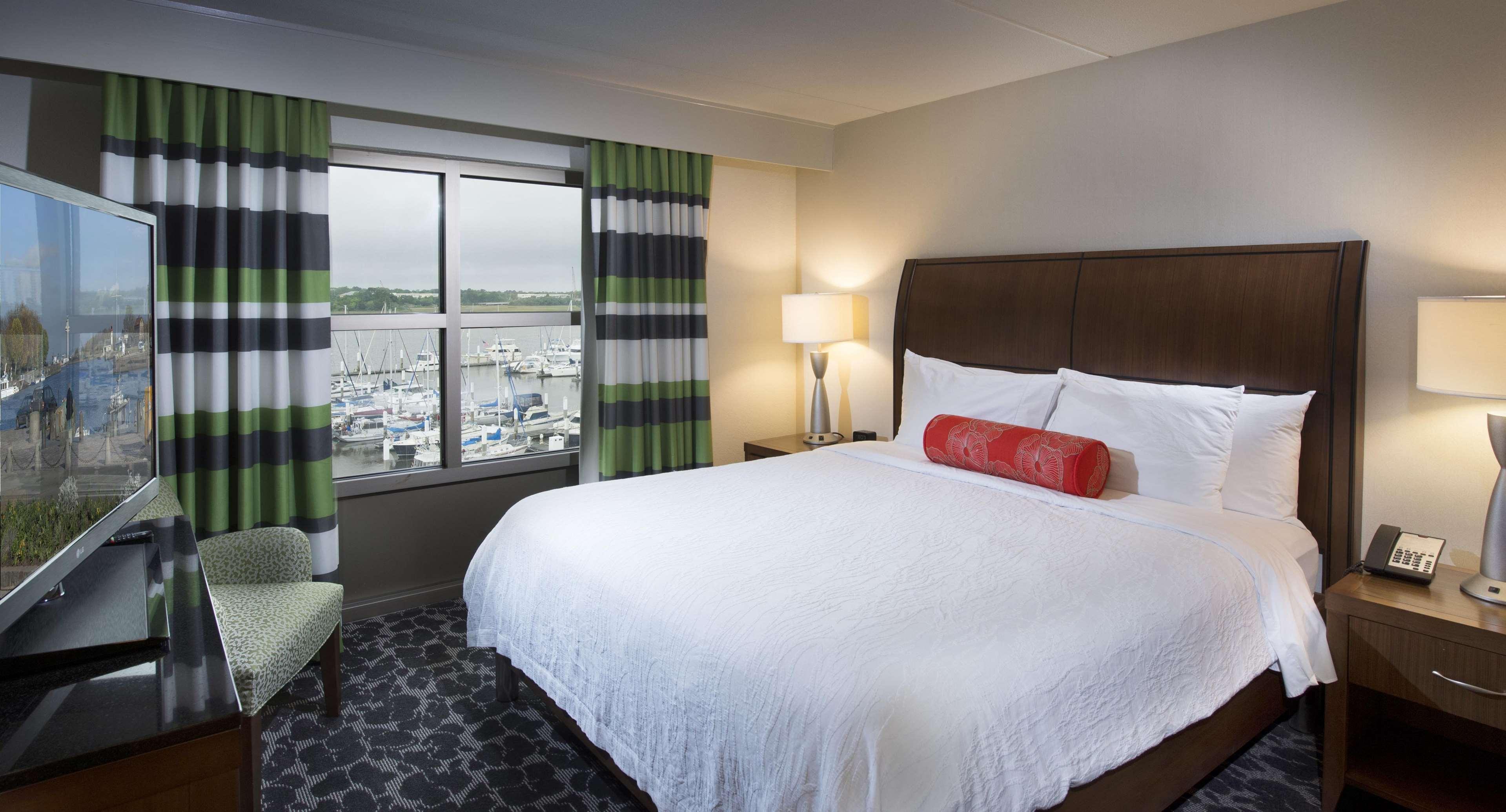 Hilton Garden Inn Charleston Waterfront/Downtown Экстерьер фото