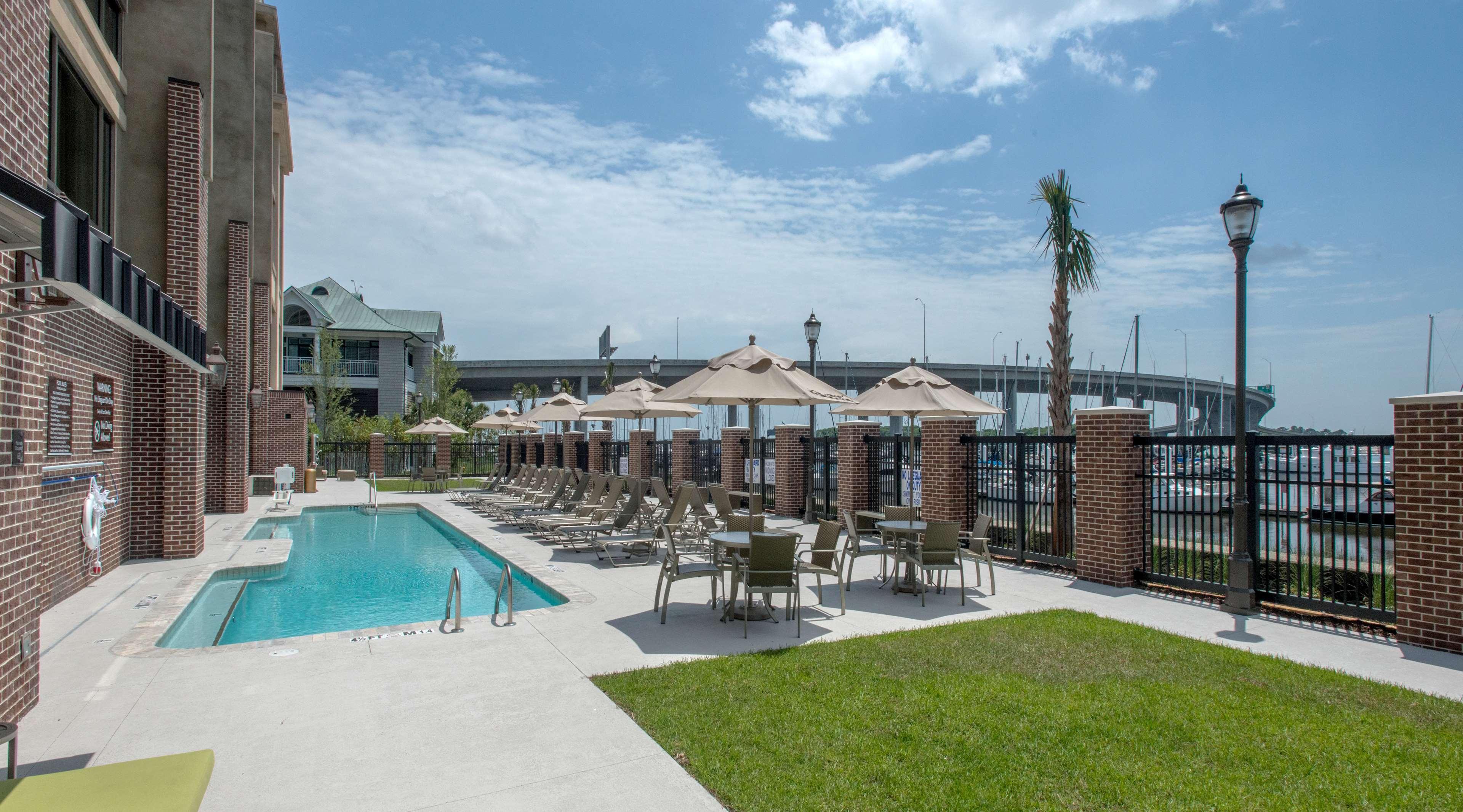 Hilton Garden Inn Charleston Waterfront/Downtown Экстерьер фото