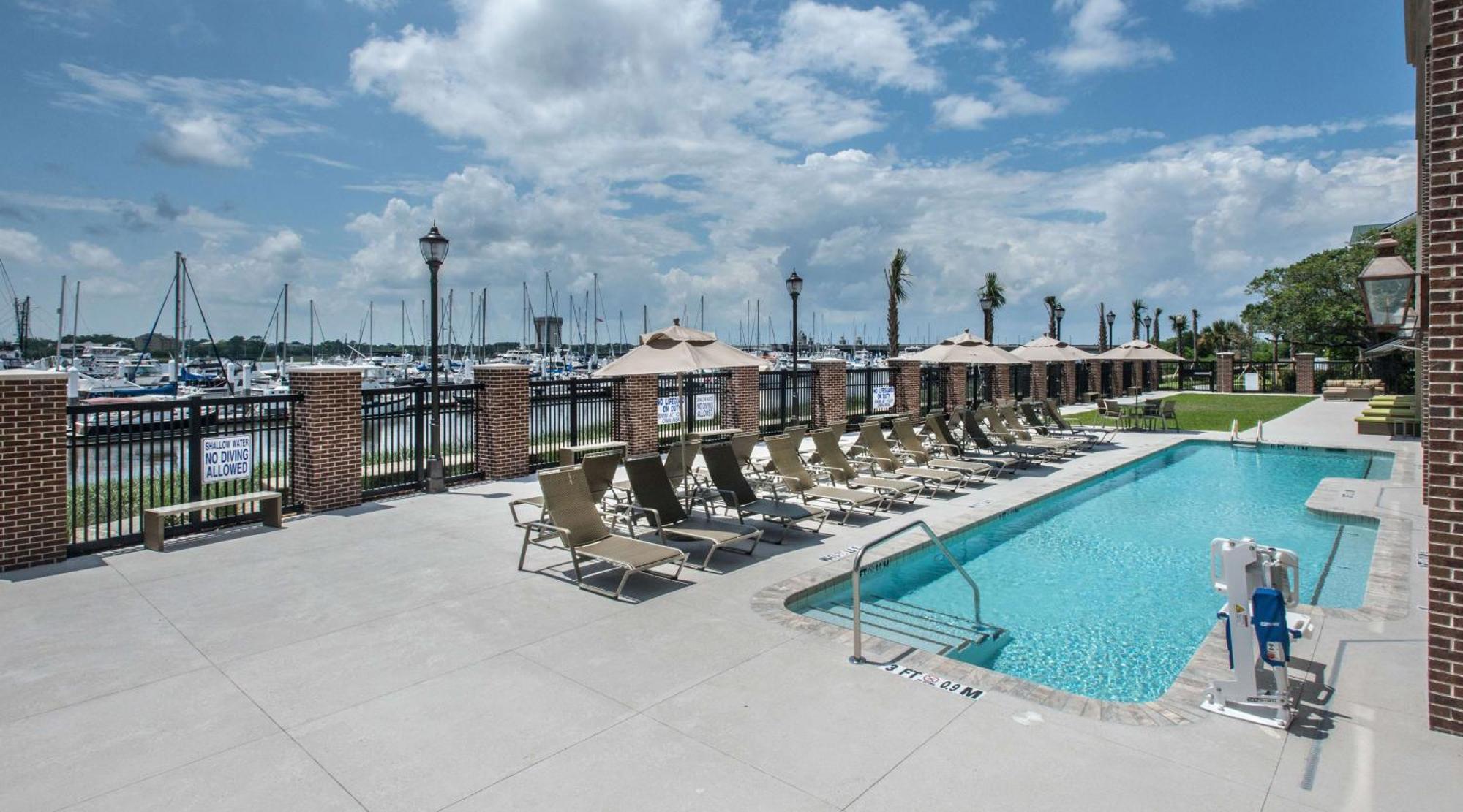 Hilton Garden Inn Charleston Waterfront/Downtown Экстерьер фото
